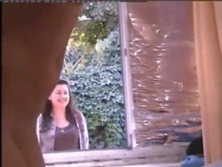 Mädchen nackt im fenster während menschen passieren hahaha