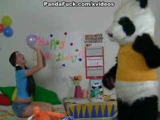 Began へ 遊ぶ ととも​​に a 大きい ディック おもちゃ panda