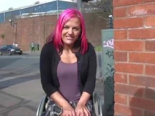 Wheelchair バウンド リア 気まぐれ で イギリス 点滅します と アウトドア 裸体